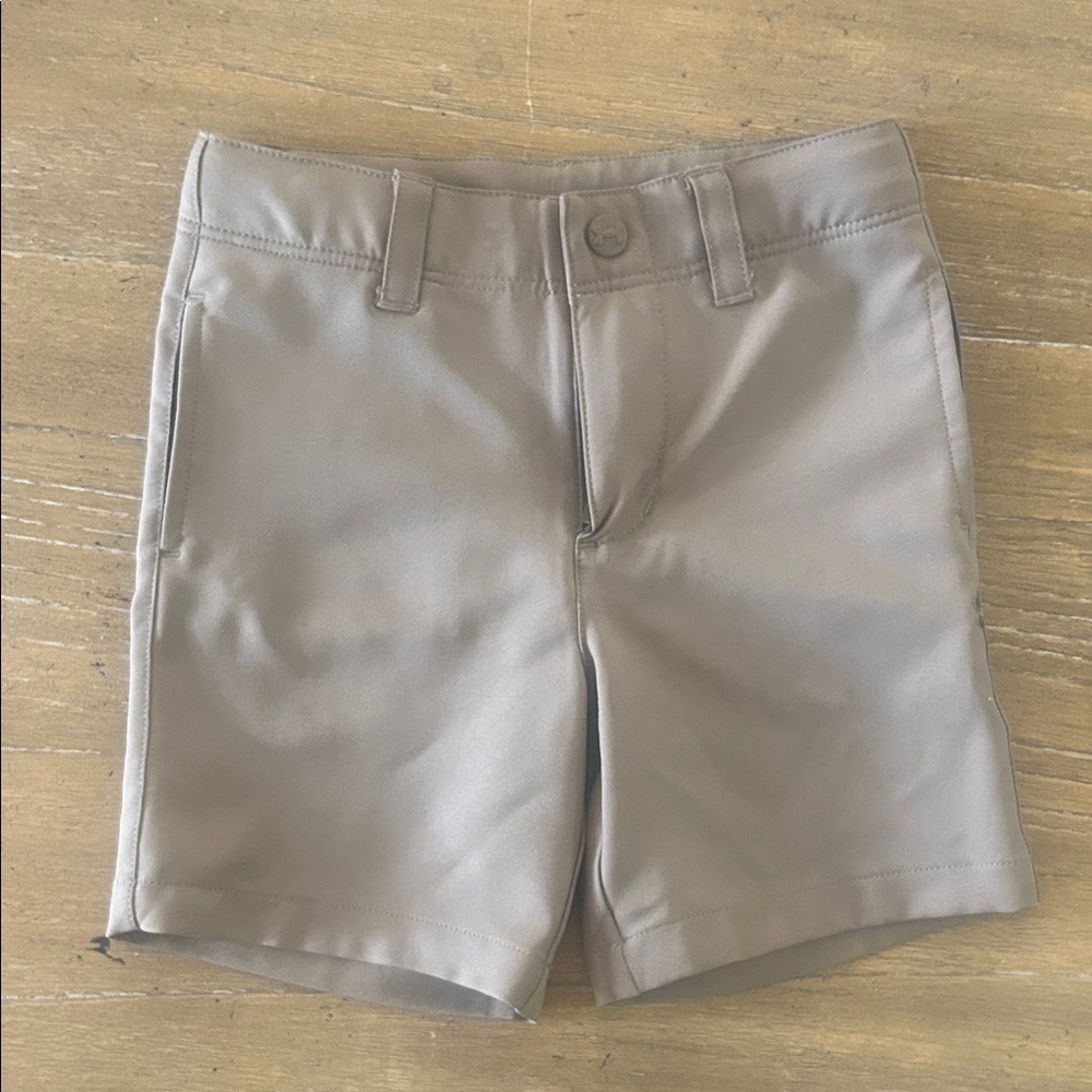NWOT FREE GIFT WRAPPING! Under Armour Boys khaki shorts